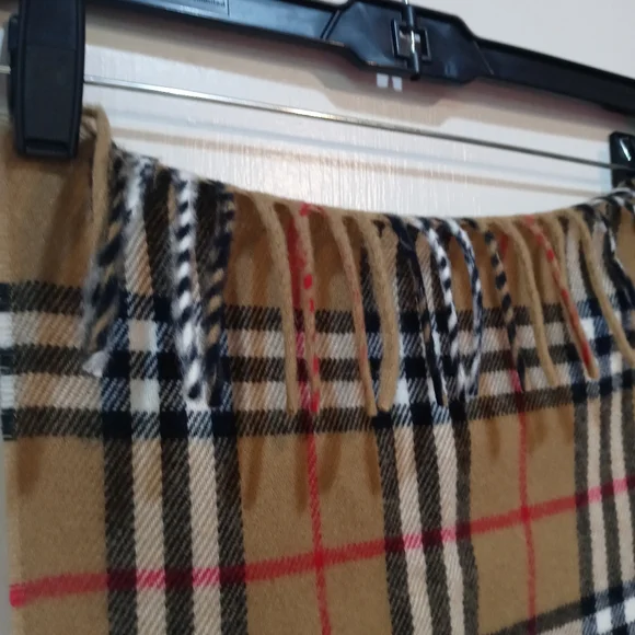 Burberry Vintage Check Brushed-Cashmere Scarf - Picture 9 of 14